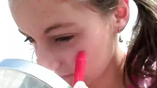 Chudy facet filmiki seks za darmo pieprzy się z pięknymi dziwkami