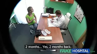 Napompowany mężczyzna wszedł w darmowe filmy erotyczne tylko dla dorosłych chudą młodą kobietę na łóżku