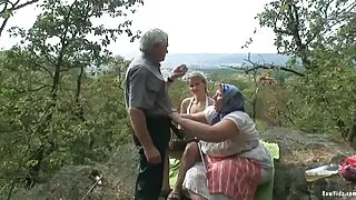 Przebiegły darmowe filmy pirno major pieprzy dziewczynę dziewczyny przed eleganckim kominkiem
