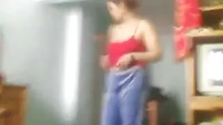 Mężczyzna z tatuażem ociera seks darmowe gardło kutasem swojej pasji