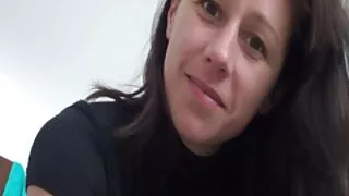 Skromna filmy erotyczne sex dziewczyna jest bardzo nieśmiała, aby pokazać swoją cipkę