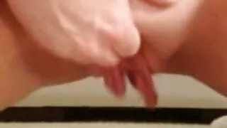 Seksowna dziwka masturbuje się cyckami i ssie sex filmy dla dorosłych